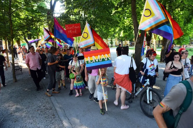 Poljupci koji su izazvali buru: Karlovački pride bez incidenata, ali ne i bez kontroverzi