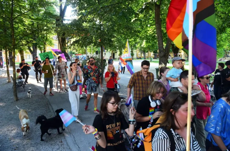 Poljupci koji su izazvali buru: Karlovački pride bez incidenata, ali ne i bez kontroverzi