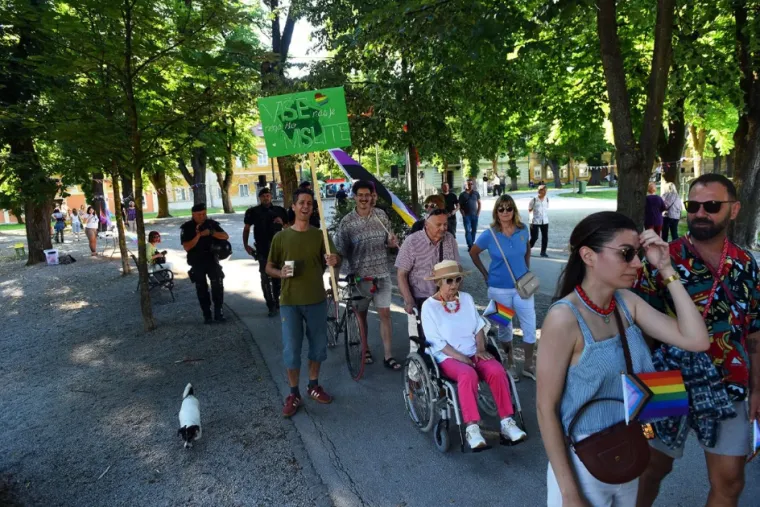 Poljupci koji su izazvali buru: Karlovački pride bez incidenata, ali ne i bez kontroverzi