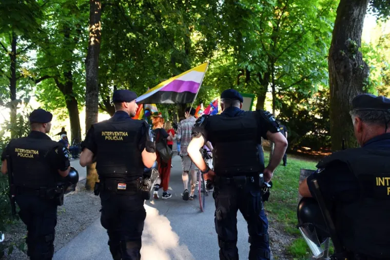 Poljupci koji su izazvali buru: Karlovački pride bez incidenata, ali ne i bez kontroverzi