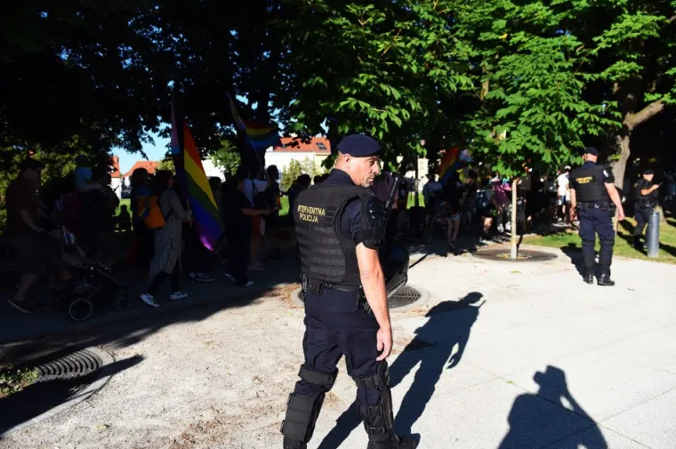 Poljupci koji su izazvali buru: Karlovački pride bez incidenata, ali ne i bez kontroverzi