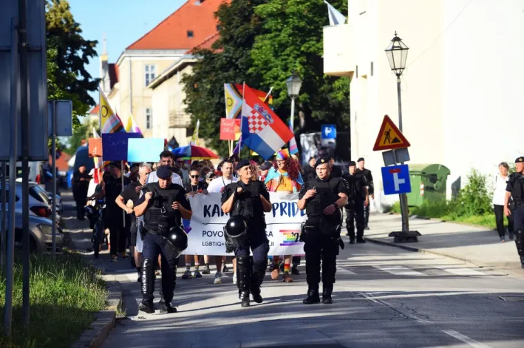 Poljupci koji su izazvali buru: Karlovački pride bez incidenata, ali ne i bez kontroverzi