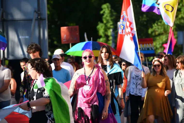Poljupci koji su izazvali buru: Karlovački pride bez incidenata, ali ne i bez kontroverzi