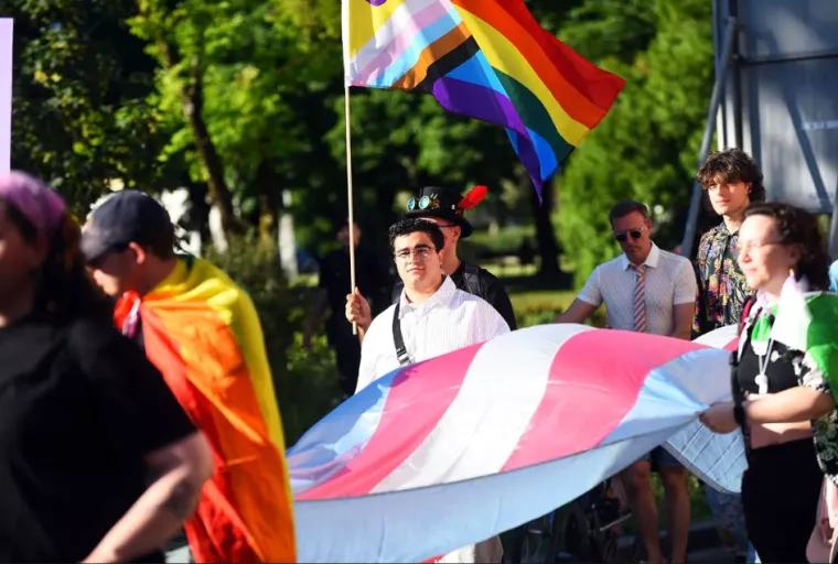 Poljupci koji su izazvali buru: Karlovački pride bez incidenata, ali ne i bez kontroverzi