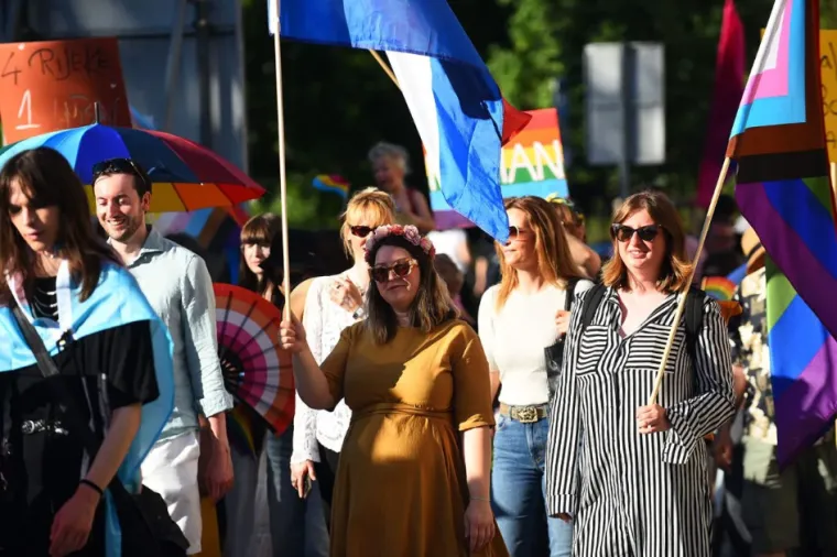 Poljupci koji su izazvali buru: Karlovački pride bez incidenata, ali ne i bez kontroverzi