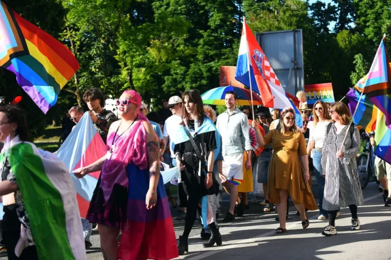 Poljupci koji su izazvali buru: Karlovački pride bez incidenata, ali ne i bez kontroverzi