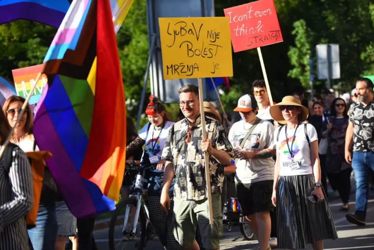 Poljupci koji su izazvali buru: Karlovački pride bez incidenata, ali ne i bez kontroverzi