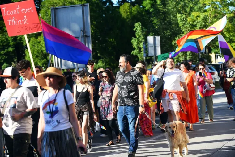 Poljupci koji su izazvali buru: Karlovački pride bez incidenata, ali ne i bez kontroverzi