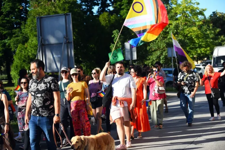 Poljupci koji su izazvali buru: Karlovački pride bez incidenata, ali ne i bez kontroverzi