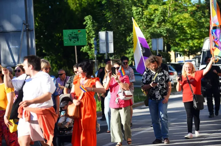 Poljupci koji su izazvali buru: Karlovački pride bez incidenata, ali ne i bez kontroverzi