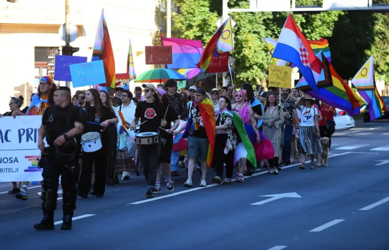 Poljupci koji su izazvali buru: Karlovački pride bez incidenata, ali ne i bez kontroverzi
