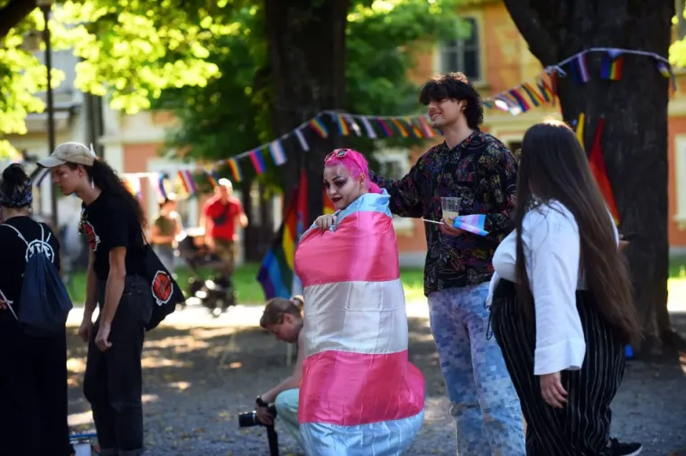 Poljupci koji su izazvali buru: Karlovački pride bez incidenata, ali ne i bez kontroverzi