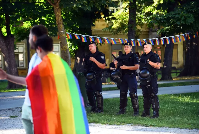 Poljupci koji su izazvali buru: Karlovački pride bez incidenata, ali ne i bez kontroverzi