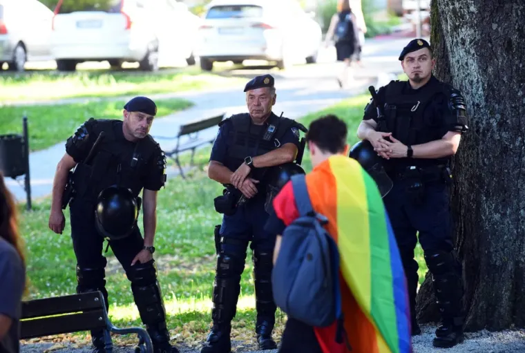 Poljupci koji su izazvali buru: Karlovački pride bez incidenata, ali ne i bez kontroverzi