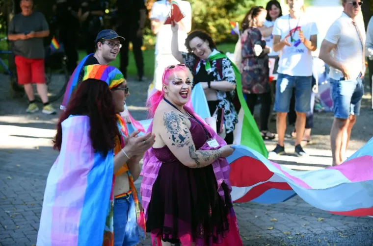 Poljupci koji su izazvali buru: Karlovački pride bez incidenata, ali ne i bez kontroverzi