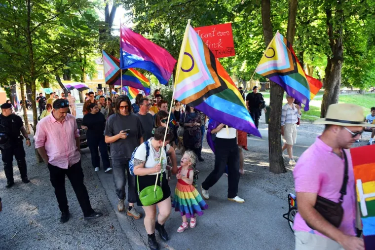 Poljupci koji su izazvali buru: Karlovački pride bez incidenata, ali ne i bez kontroverzi