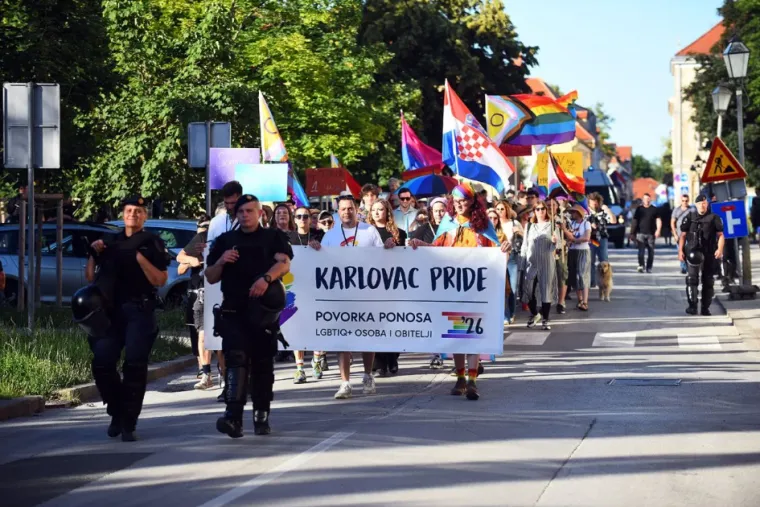 Poljupci koji su izazvali buru: Karlovački pride bez incidenata, ali ne i bez kontroverzi