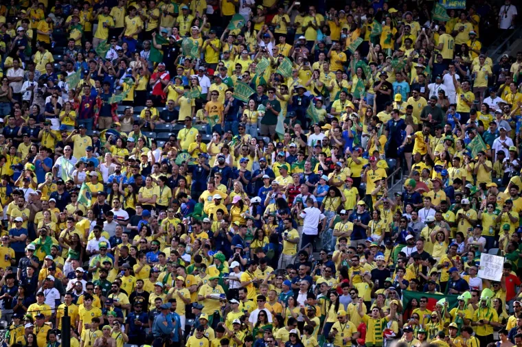 Brazilske navijačice su stigle, temperatura na stadionu je porasla