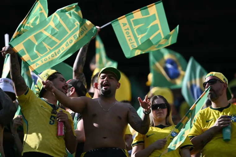 Brazilske navijačice su stigle, temperatura na stadionu je porasla