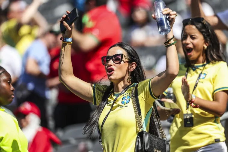 Brazilske navijačice su stigle, temperatura na stadionu je porasla