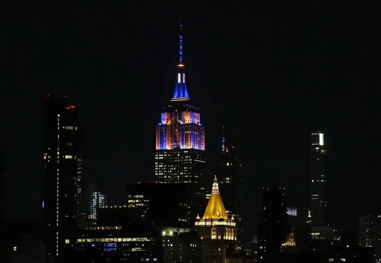 Kaos u New Yorku: Vise sa semafora i zgrada, razbijaju policijske aute! Navijač Spursa izbjegao linč
