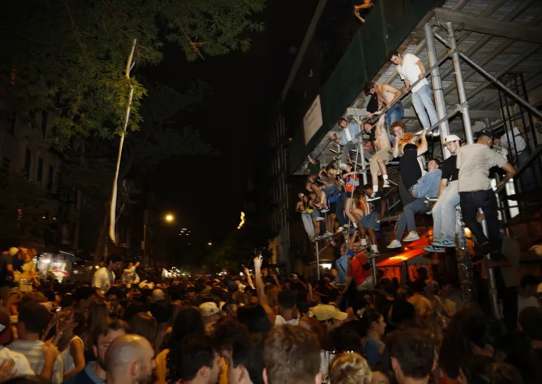 Kaos u New Yorku: Vise sa semafora i zgrada, razbijaju policijske aute! Navijač Spursa izbjegao linč