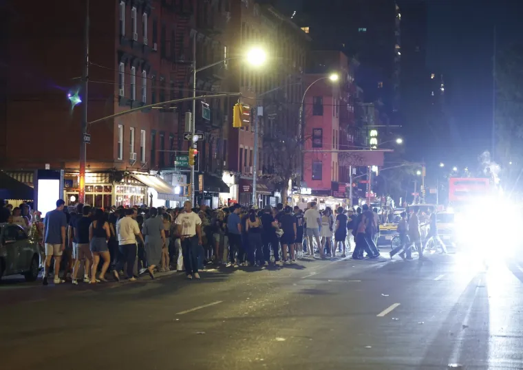 Kaos u New Yorku: Vise sa semafora i zgrada, razbijaju policijske aute! Navijač Spursa izbjegao linč
