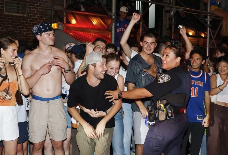 Kaos u New Yorku: Vise sa semafora i zgrada, razbijaju policijske aute! Navijač Spursa izbjegao linč