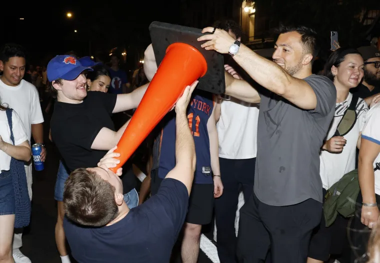 Kaos u New Yorku: Vise sa semafora i zgrada, razbijaju policijske aute! Navijač Spursa izbjegao linč