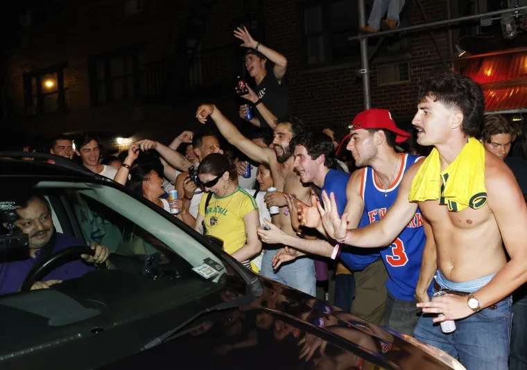 Kaos u New Yorku: Vise sa semafora i zgrada, razbijaju policijske aute! Navijač Spursa izbjegao linč