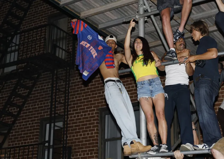 Kaos u New Yorku: Vise sa semafora i zgrada, razbijaju policijske aute! Navijač Spursa izbjegao linč