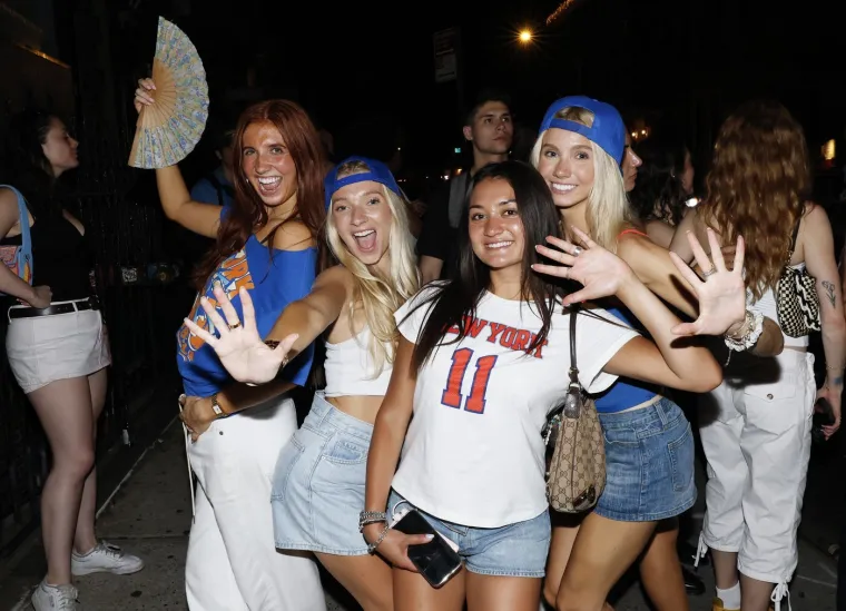 Kaos u New Yorku: Vise sa semafora i zgrada, razbijaju policijske aute! Navijač Spursa izbjegao linč