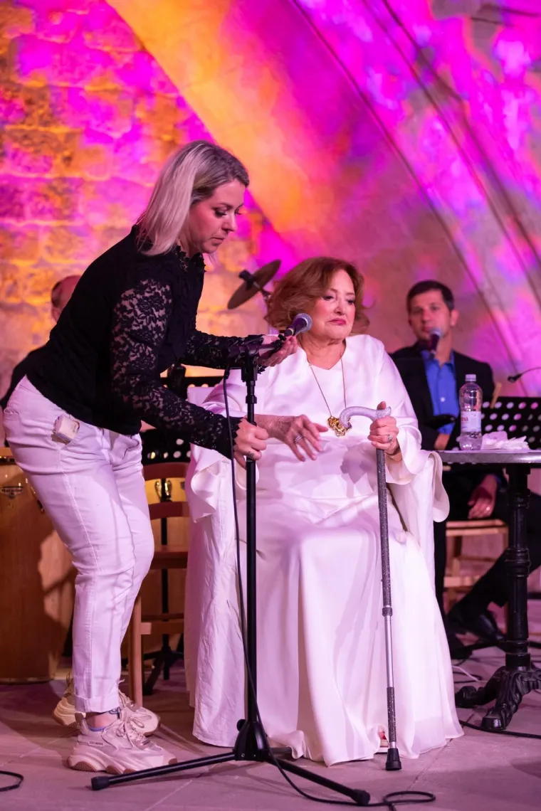 Knežev dvor bio premalen za emocije! Tereza Kesovija rasplakala publiku na prvom opro&scaron;tajnom koncertu