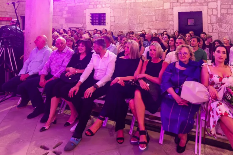 Knežev dvor bio premalen za emocije! Tereza Kesovija rasplakala publiku na prvom opro&scaron;tajnom koncertu