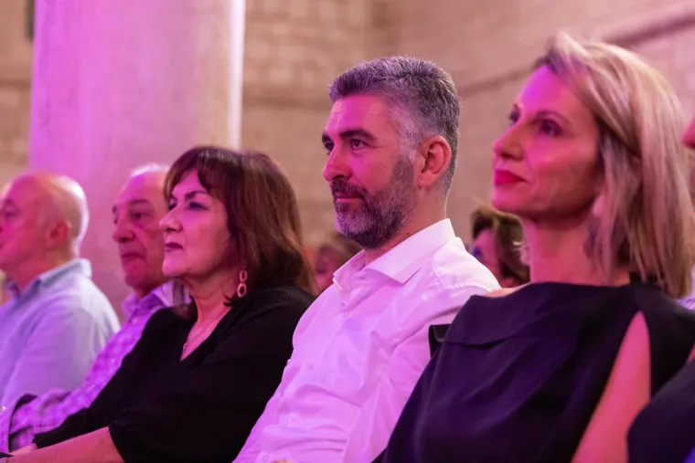 Knežev dvor bio premalen za emocije! Tereza Kesovija rasplakala publiku na prvom opro&scaron;tajnom koncertu