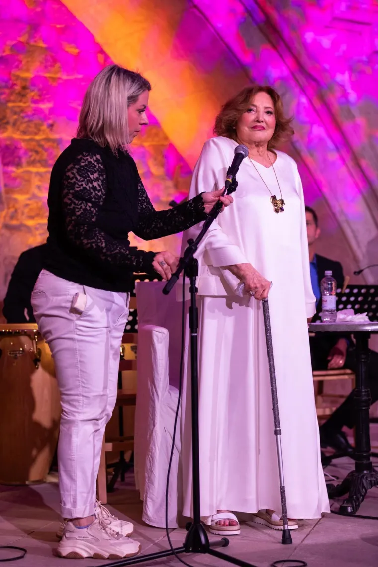 Knežev dvor bio premalen za emocije! Tereza Kesovija rasplakala publiku na prvom opro&scaron;tajnom koncertu