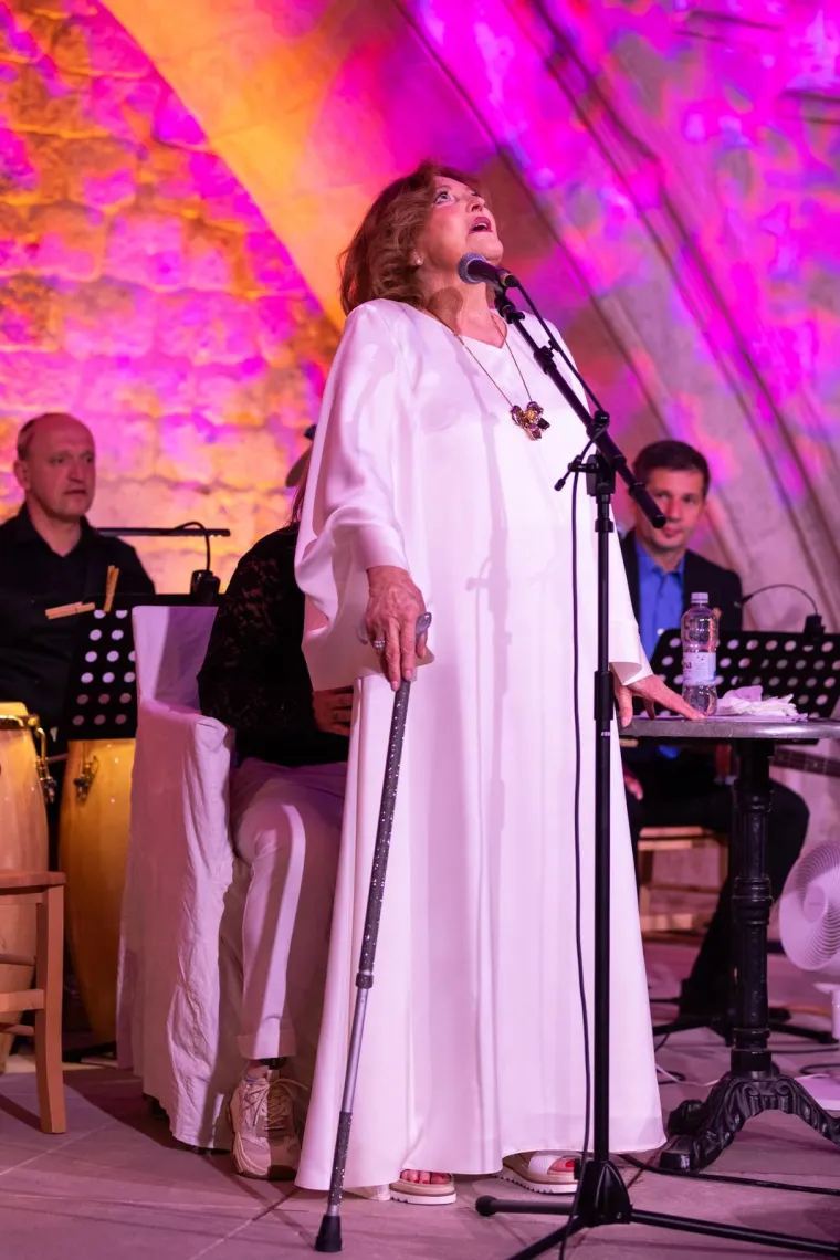 Knežev dvor bio premalen za emocije! Tereza Kesovija rasplakala publiku na prvom opro&scaron;tajnom koncertu