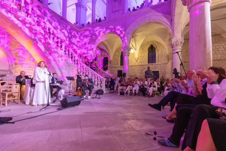 Knežev dvor bio premalen za emocije! Tereza Kesovija rasplakala publiku na prvom opro&scaron;tajnom koncertu