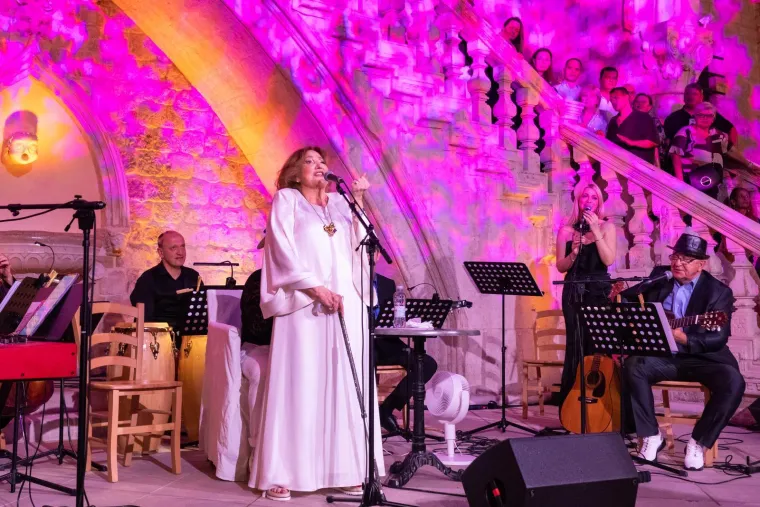 Knežev dvor bio premalen za emocije! Tereza Kesovija rasplakala publiku na prvom opro&scaron;tajnom koncertu