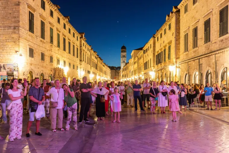 Knežev dvor bio premalen za emocije! Tereza Kesovija rasplakala publiku na prvom opro&scaron;tajnom koncertu