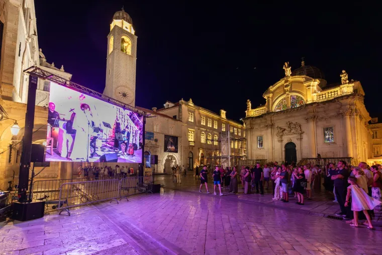 Knežev dvor bio premalen za emocije! Tereza Kesovija rasplakala publiku na prvom opro&scaron;tajnom koncertu