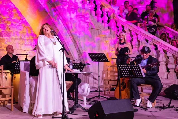 Knežev dvor bio premalen za emocije! Tereza Kesovija rasplakala publiku na prvom opro&scaron;tajnom koncertu