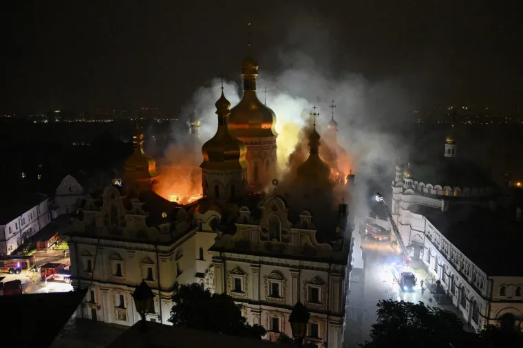 Prizori terora u srcu Kijeva: Sveti simbol star 1000 godina gutaju plameni jezici