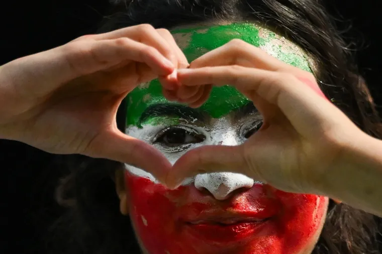 Iranke ukrale pažnju u LA-u, a svi su posebno gledali u jednu navijačicu &scaron;to ima na sebi