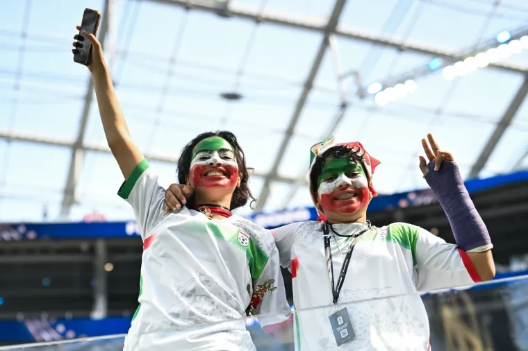 Iranke ukrale pažnju u LA-u, a svi su posebno gledali u jednu navijačicu &scaron;to ima na sebi