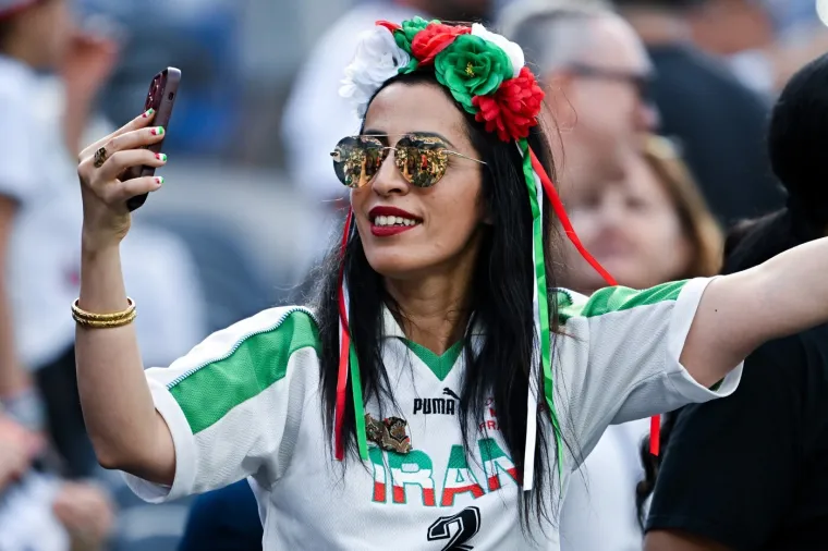Iranke ukrale pažnju u LA-u, a svi su posebno gledali u jednu navijačicu &scaron;to ima na sebi