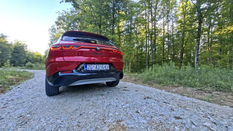 Vozili smo uzbudljivi novi SUV: Osvaja emocijama, a jedan prekidač mijenja sve