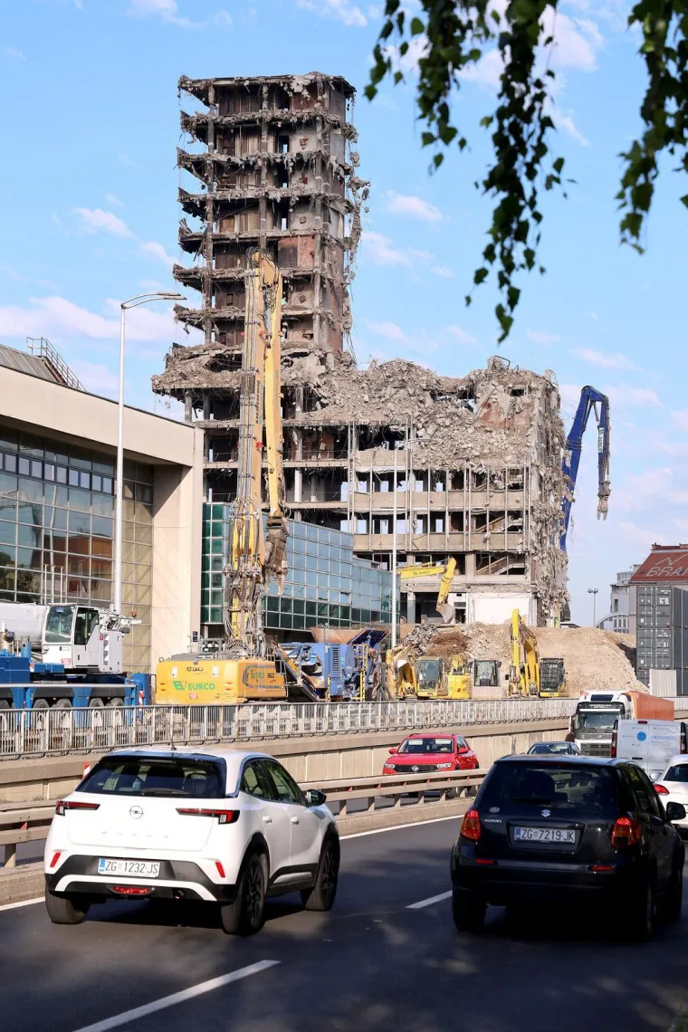 Pogledajte &scaron;to je ostalo od nekada&scaron;njeg simbola Zagreba: Ogromni stroj ga je gotovo uni&scaron;tio