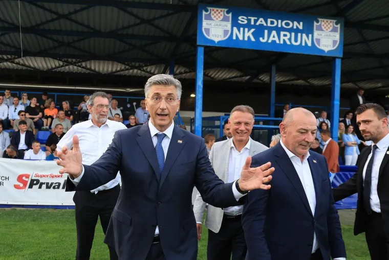Plenković izveo početni udarac pa gledao spektakl: Evo koji su se HDZ-ovci znojili na terenu