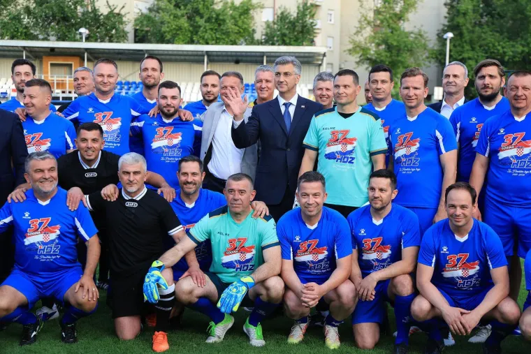 Plenković izveo početni udarac pa gledao spektakl: Evo koji su se HDZ-ovci znojili na terenu
